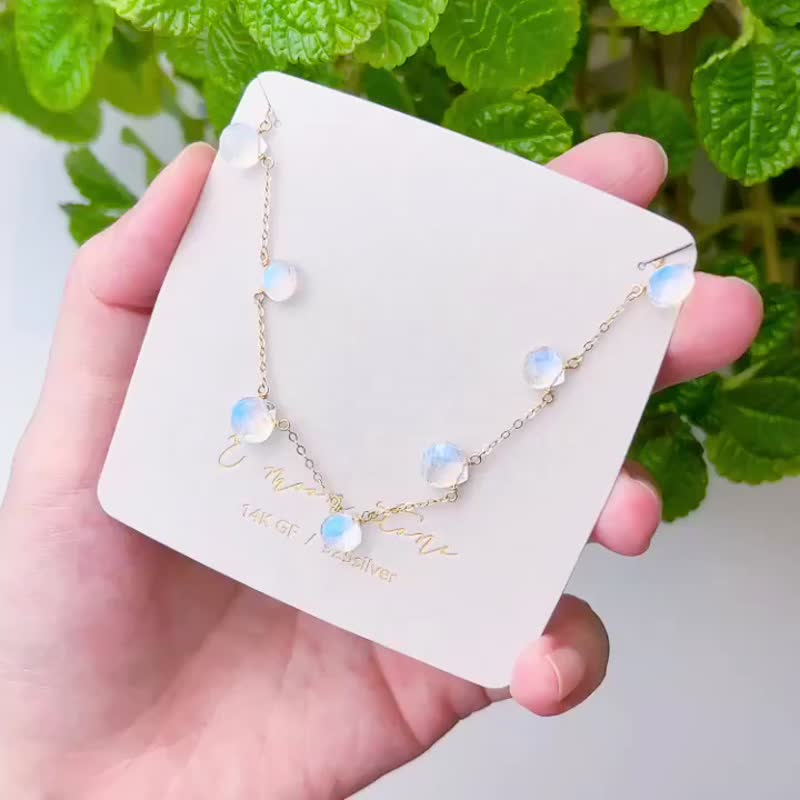 Calm the soul, ice droplets shine in the moonlight, top quality transparent moonstone bracelet - สร้อยข้อมือ - คริสตัล สีน้ำเงิน