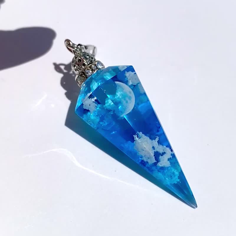 Cloud resin, refreshing blue sky, sky pendulum M 1, recommended string pendant - สร้อยคอ - เรซิน สีน้ำเงิน