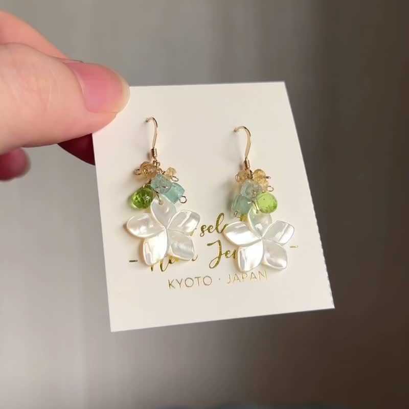 Plumeria 14KGF White Shell Citrine Peridot short earrings - ต่างหู - เครื่องเพชรพลอย สีน้ำเงิน