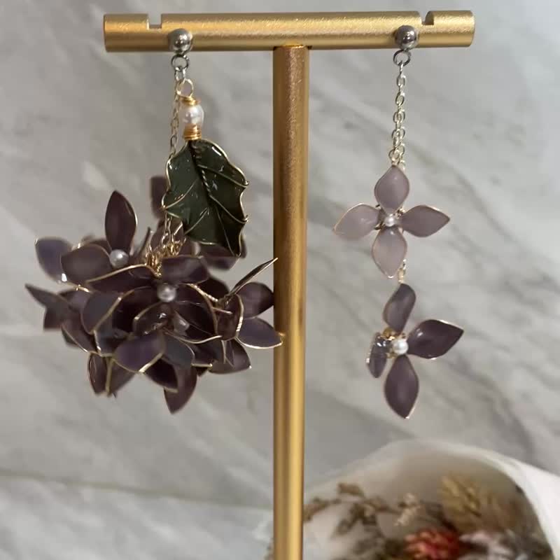 Jocelyn 水晶花飾品-繡球花耳環-紫/造花液/樹脂花/滴膠/耳飾/ - 金工/飾品 - 樹脂 紫色
