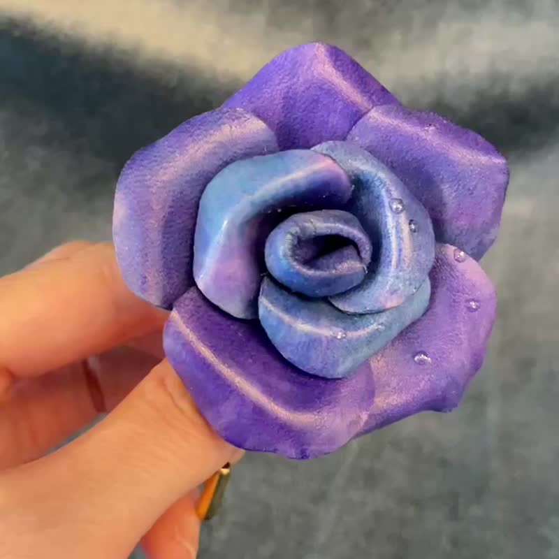 客製化禮物 皮革花手染玫瑰花胸針 配仿水珠點綴 加大碼 - 擺飾/家飾品 - 真皮 多色