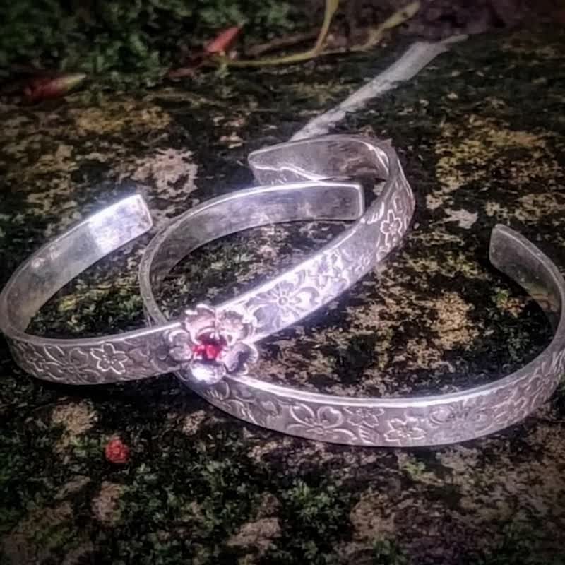 【Captain Flint手作銀飾】花語流銀 櫻花紋飾 999純銀手鐲 手環 - 手鍊/手環 - 純銀 銀色