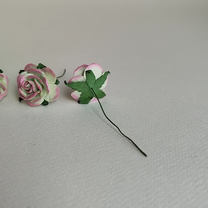 Paper flowers, DIY supplies, 50 pieces size 2.5 cm.,pale green brush pink color. - Other - Paper Green
