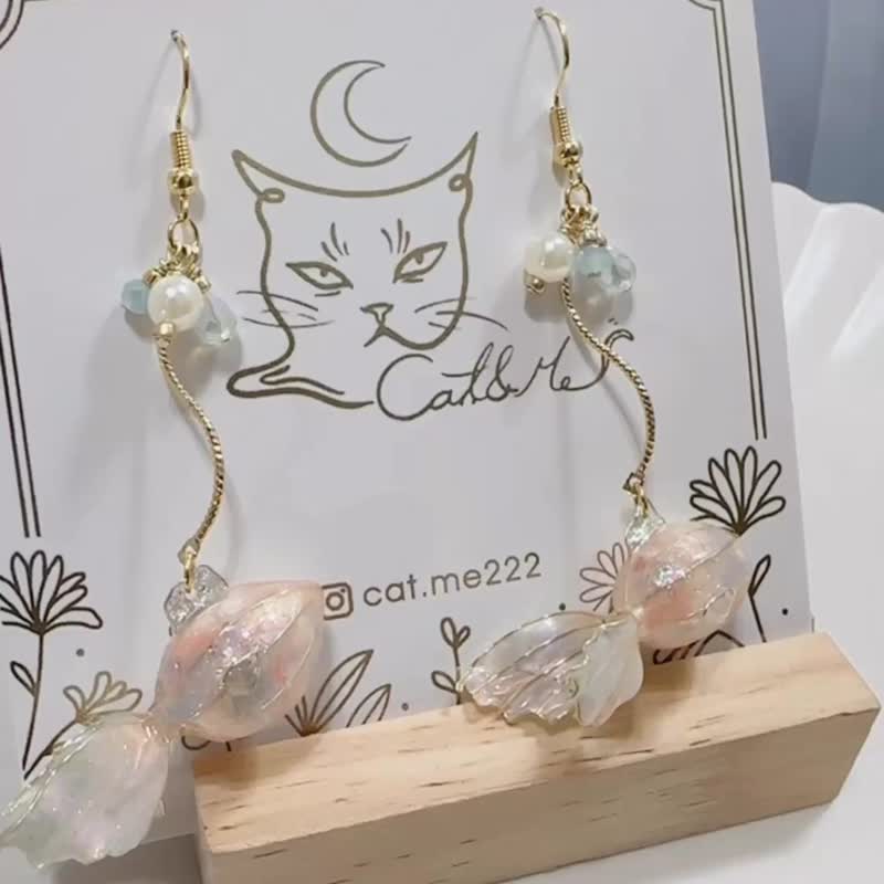 Moonlight x goldfish shape earrings soft morning light - ต่างหู - ทองแดงทองเหลือง หลากหลายสี