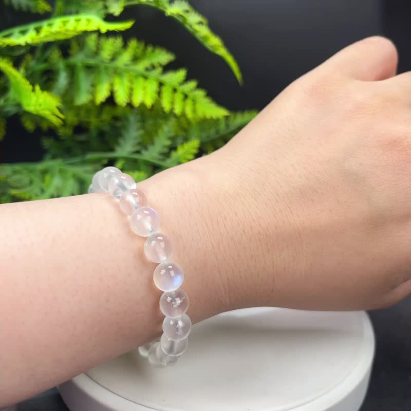 Fine natural blue moonstone bracelet 8.5mm ice-clear and clean blue light female single circle quiet, elegant and romantic - สร้อยข้อมือ - เครื่องเพชรพลอย สีน้ำเงิน