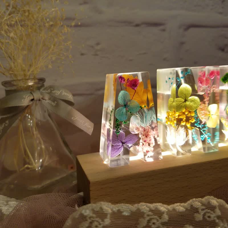 【混彩色】客製保鮮花字母小夜燈 畢業 開張 情人禮物 字母燈 - 燈具/燈飾 - 樹脂 