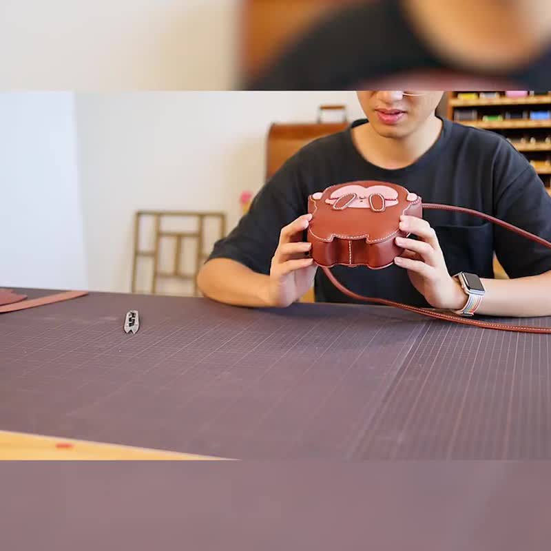 蠢小魚迷你卡通包斜背包真皮包diy手工材料包側背包單肩包 - 側背包/斜背包 - 真皮 咖啡色