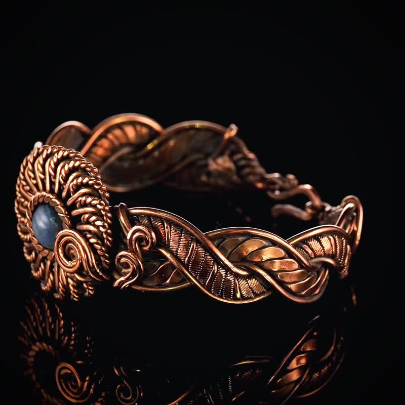 Copper wire wrapped kyanite bracelet Unique flower bangle Wire Wrap Art jewelry - สร้อยข้อมือ - เครื่องเพชรพลอย สีน้ำเงิน