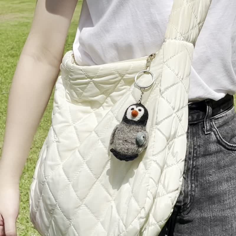 Wool felt keychain - fat penguin catching small fish - ที่ห้อยกุญแจ - ขนแกะ 