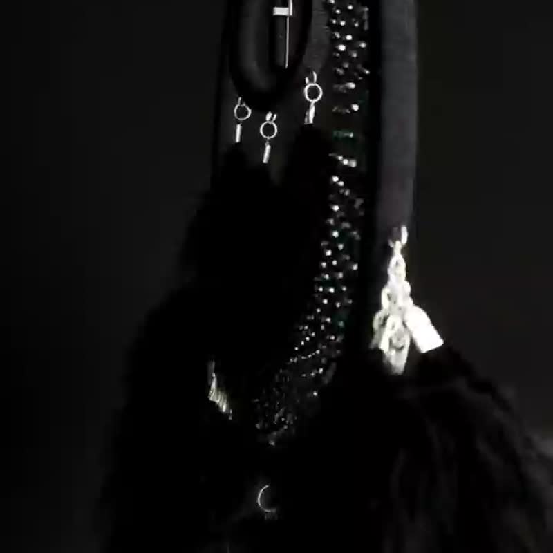 Large black crescent moon Dream catcher with aventurine crystal เครื่องดักฝัน - 壁貼/牆壁裝飾 - 玻璃 黑色