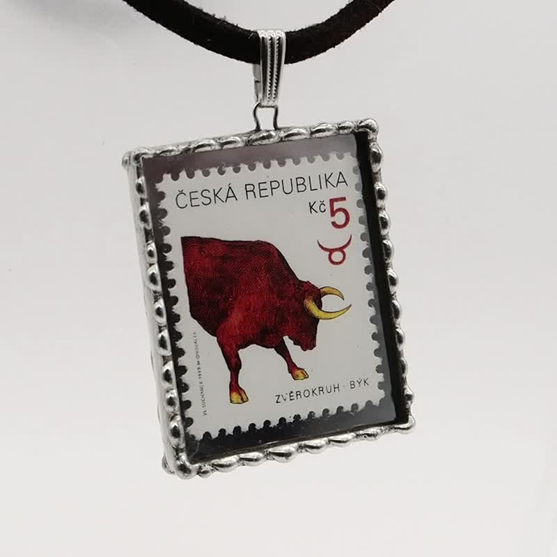 Stained glass pendant with a stamp of the Zodiac sign (Taurus) - Necklaces - Glass 