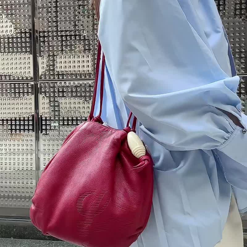 Second-hand unique Loewe sheepskin side backpack crossbody bag soft leather - กระเป๋าแมสเซนเจอร์ - หนังแท้ สีแดง