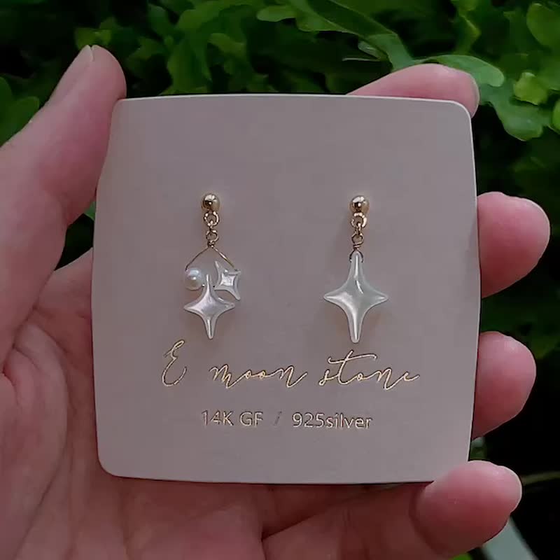 煌めく星の輝き 天然蝶貝のアシンメトリーミニピアス 14K - ピアス・イヤリング - シェル ホワイト