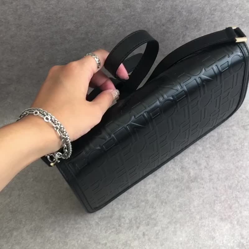 【 日本直送　名牌中古包 】CELINE セリーヌ ショルダーバッグ ブラック ロゴ 型押し レザー ミニバッグ vintage ヴィンテージ  z7yz82 - 側背包/斜背包 - 真皮 黑色