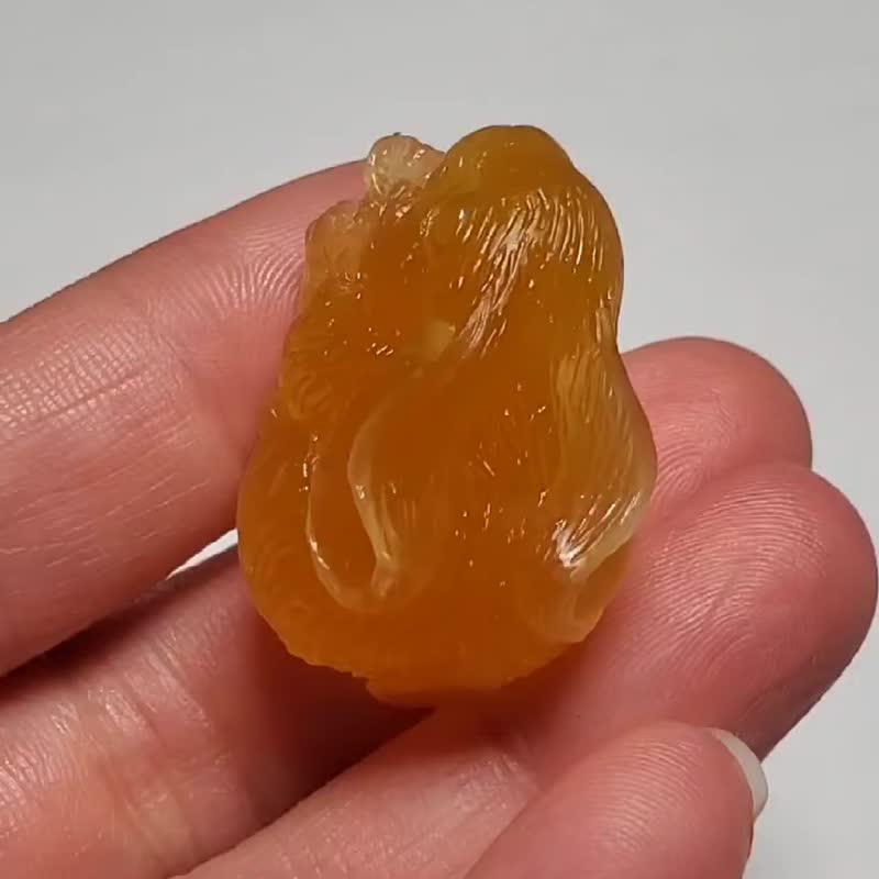 【寶福兔】天然琥珀金絞蜜磨砂雕刻帶俏色寶福兔吊墜項鏈鎖骨鏈 - 項鍊 - 寶石 