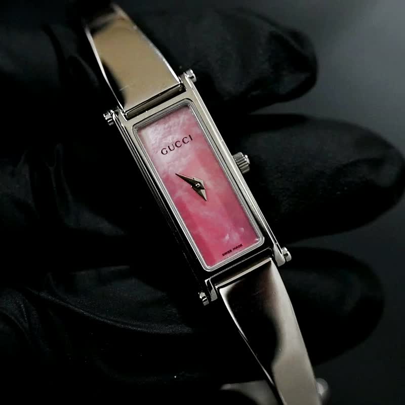 送料無料 GUCCI 1500L 女性用腕時計 クォーツ 12mm ピンクシェル Pink Shell Silver Square 手錶 古董錶 復古手錶 日本 - 女錶 - 不鏽鋼 粉紅色