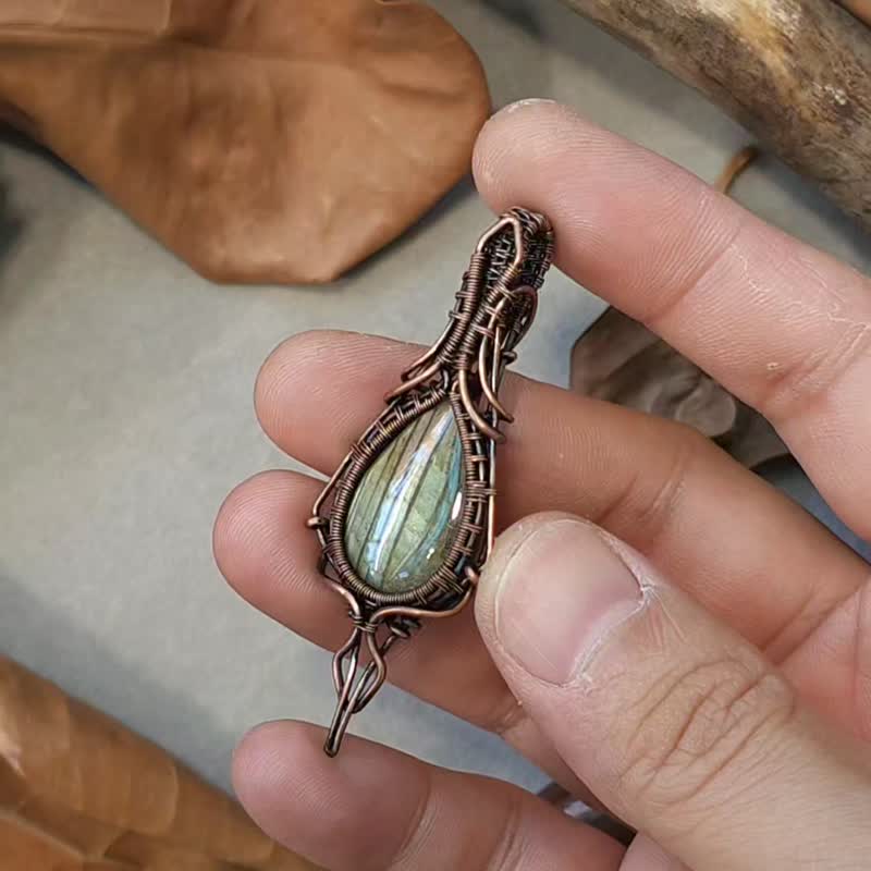 Metal wire braided labradorite necklace handmade jewelry retro wear accessories - สร้อยคอ - ทองแดงทองเหลือง 