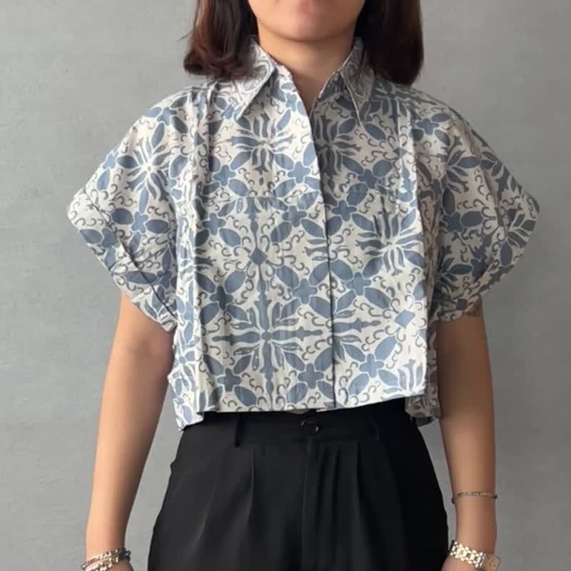 印尼蠟染可愛少女風短版襯衫 PUPUT - 淡藍花 - PUP023 - 女上衣/長袖上衣 - 棉．麻 藍色