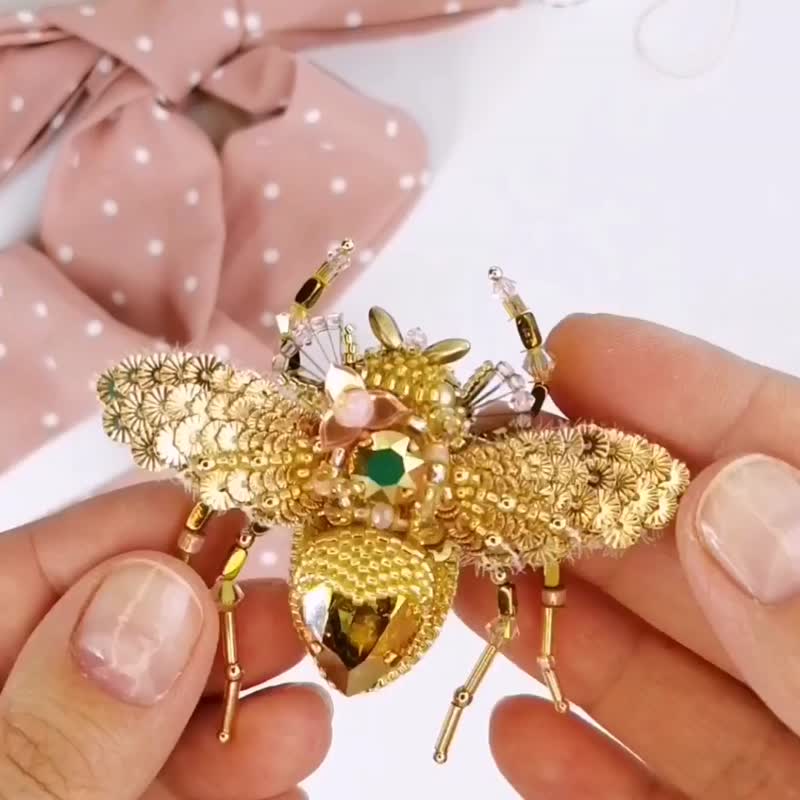 Brooch bee Gold/ flyinsect /brooch handmade /brooch insect /jewellery / pin - เข็มกลัด - คริสตัล สีทอง