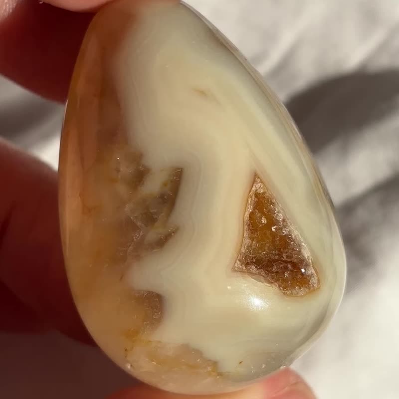 Full crystal lace natural gold agate ball agate crystal ball egg decoration open smile - Items for Display - Crystal Yellow