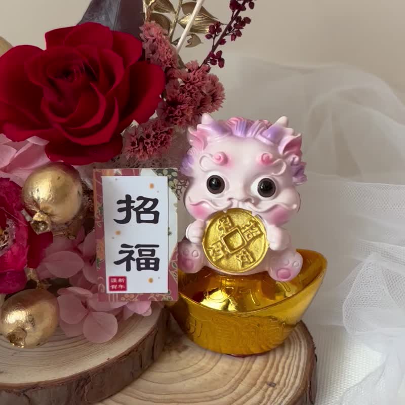 sueing_blossom Eternal Rose Cute Pixiu New Year Ornament - ช่อดอกไม้แห้ง - พืช/ดอกไม้ 