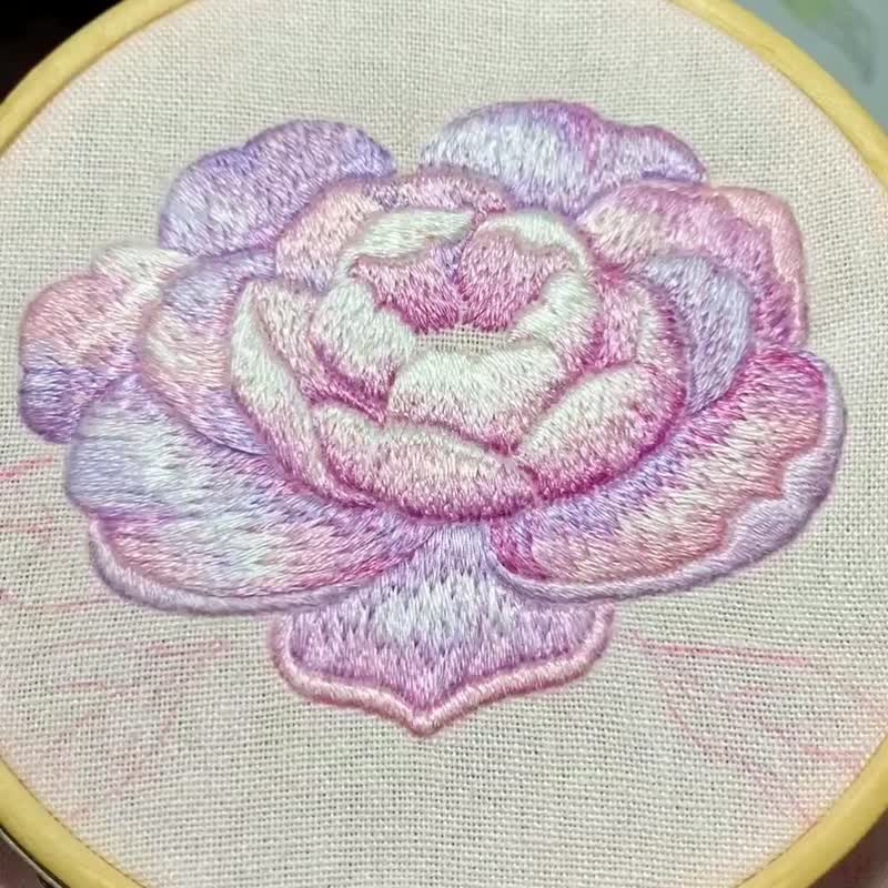 (Taichung class has 2 classes in total) Basic Embroidery to Advanced Smooth Gradient - Purple Gold Camellia - Color Pencil Texture Technique - เย็บปักถักร้อย/ใยขนแกะ/ผ้า - ผ้าฝ้าย/ผ้าลินิน 