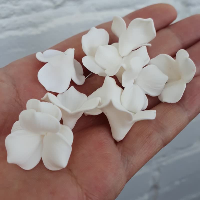 White Flowers Beads 2 cm, Floral beads clay for making jewelry - 零件/散裝材料/工具 - 塑膠 白色