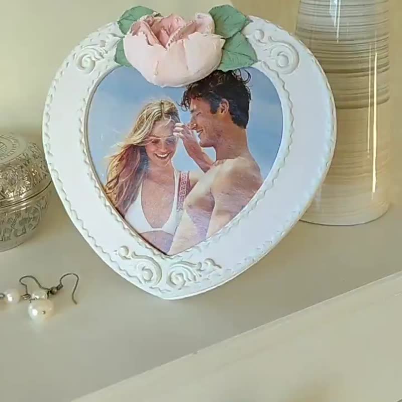 相框 Small heart-shaped photo frame with rose Pink picture frame Wedding gift - 相框/畫框 - 木頭 粉紅色