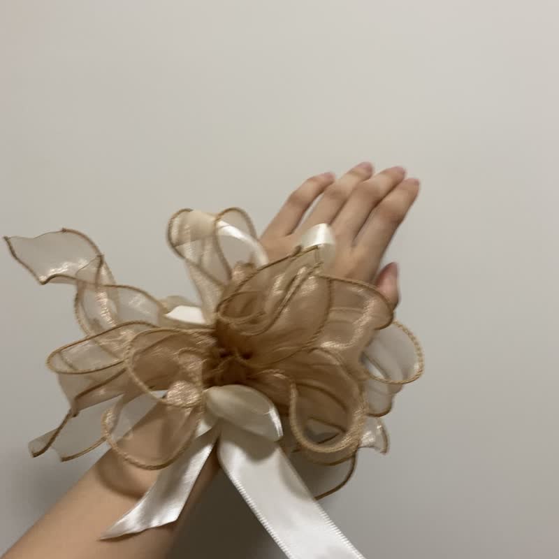 啡色 蝴蝶結 編織 髮圈  手腕花 新娘  【亮光絲】 - 髮夾/髮圈 - 其他人造纖維 卡其色