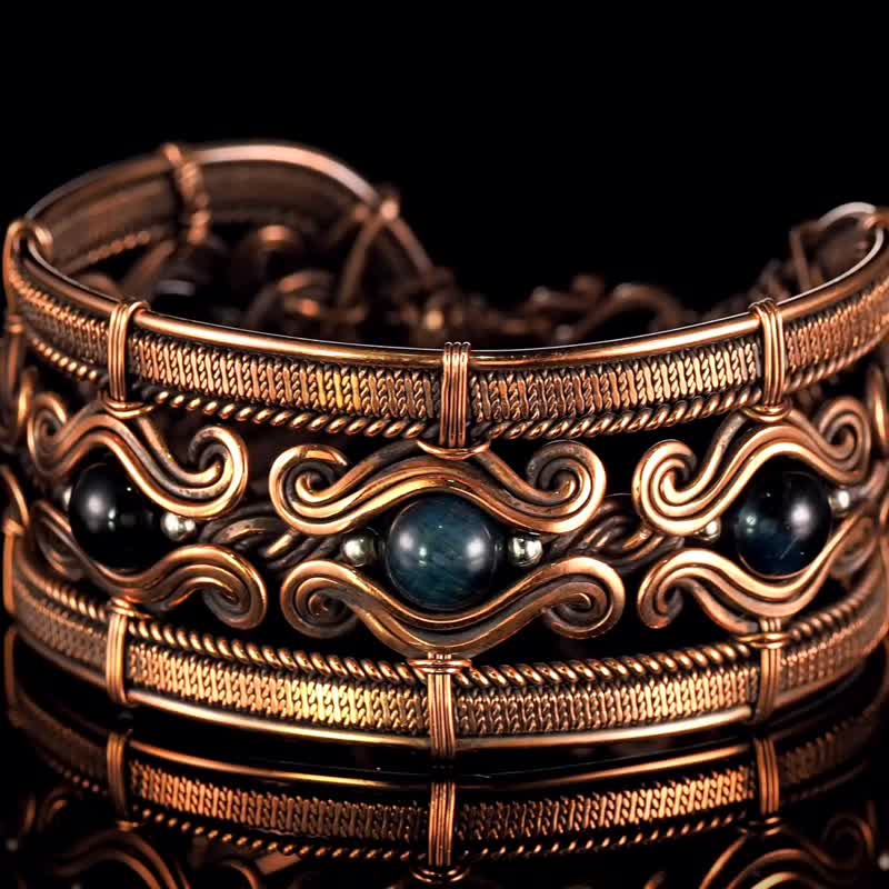 Copper wire bracelet with natural falcon eye, 7th Wedding Anniversary gift - Bracelets - Gemstone Blue