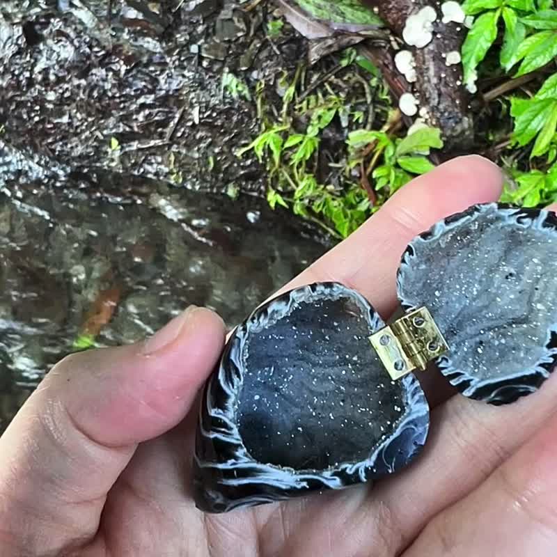 Galaxy agate cornucopia with switch and base, moist and translucent - ของวางตกแต่ง - คริสตัล สีดำ