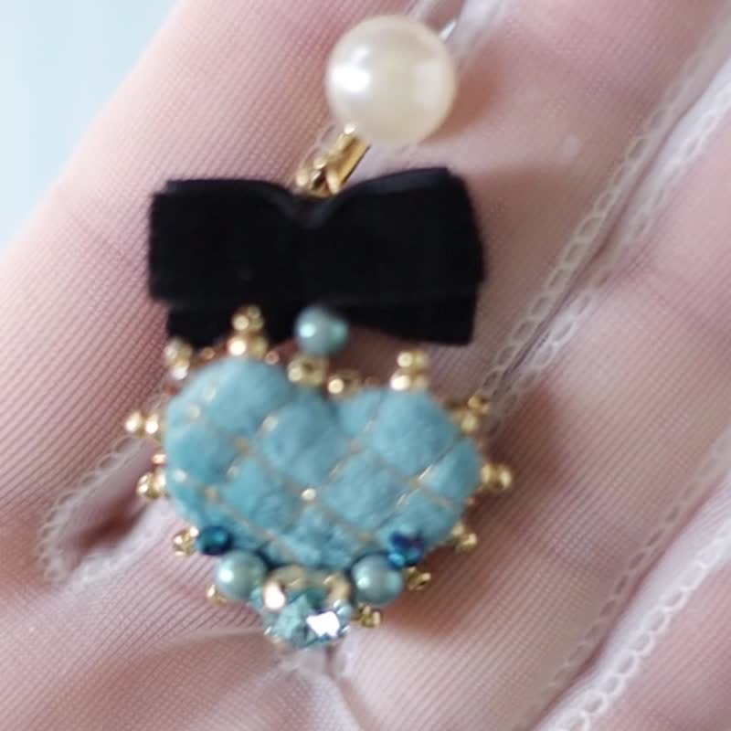 青いハートの耳飾り,手刺繍,ビーズ,日本製,一点もの,one of a kind - 耳環/耳夾/耳骨夾 - 其他材質 藍色