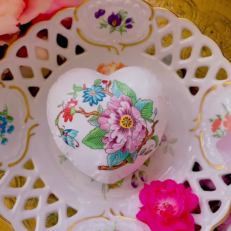 Made in the UK, Aynsley bone china hand-painted relief flower and bird love-shaped jewelry box jewelry box birthday gift - กล่องเก็บของ - เครื่องลายคราม หลากหลายสี