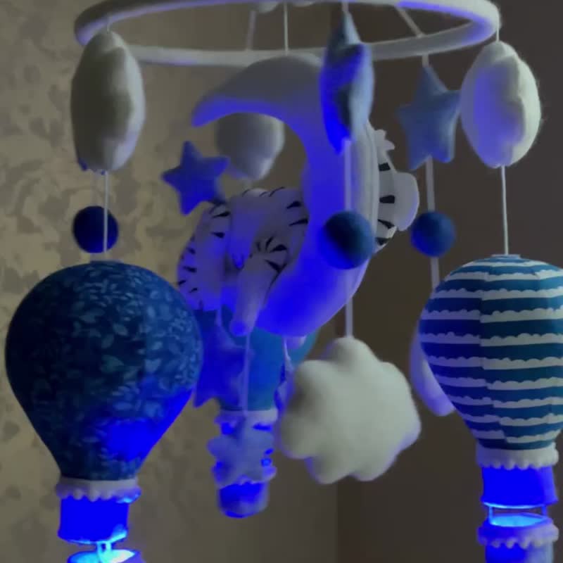 Nursery room baby mobile hanging with tiger and hot air balloons - เคส/ซองมือถือ - วัสดุอื่นๆ สีน้ำเงิน