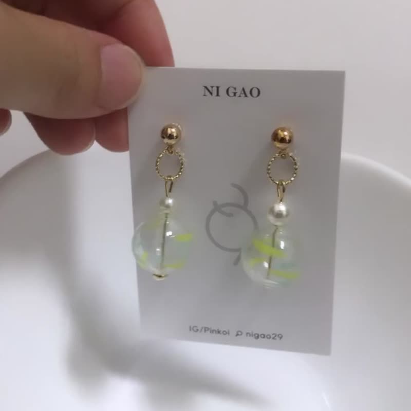 Asymmetrical earrings|Warm wind blowing|Essential for travel and dating - Earrings & Clip-ons - Colored Glass Transparent