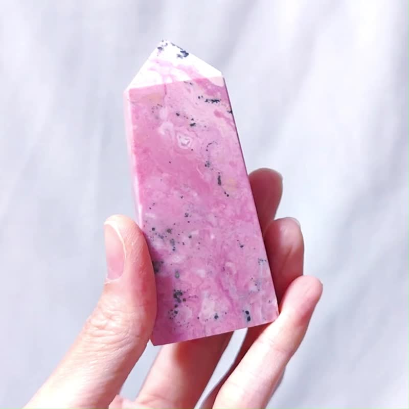 Top-grade rhodonite rose Stone collection grade crystal column to attract wealth, wealth and career - ของวางตกแต่ง - เครื่องเพชรพลอย สึชมพู