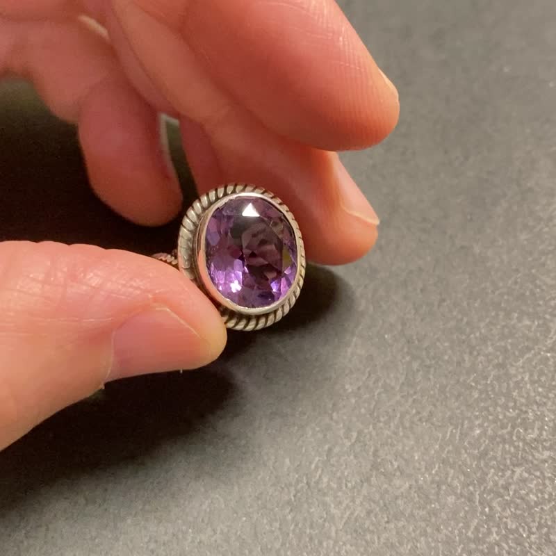 Natural amethyst ring woven in Nepal, handmade in 925 sterling silver - แหวนทั่วไป - คริสตัล สีม่วง