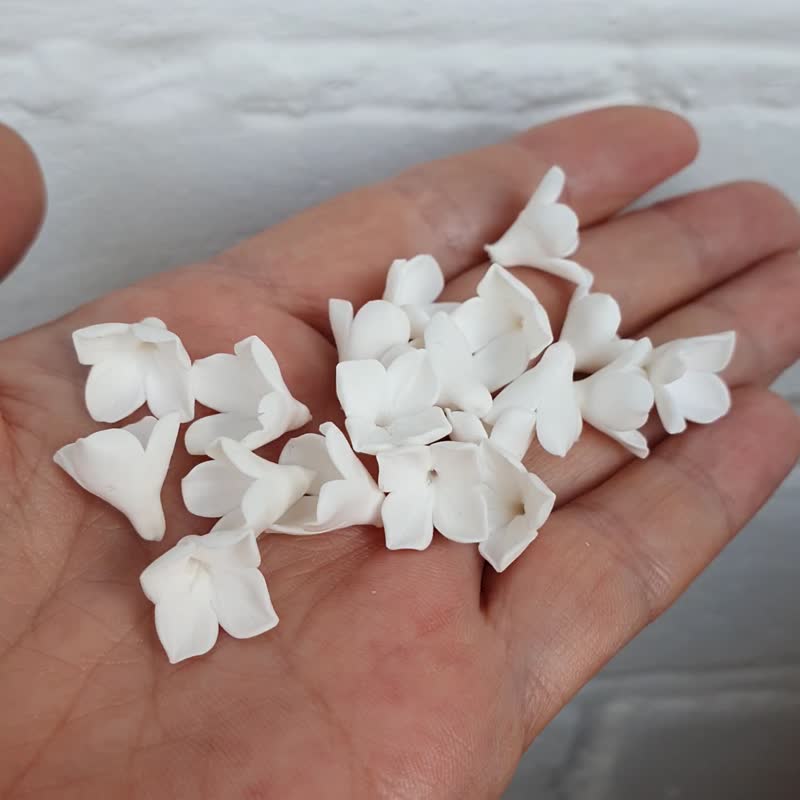 白い花ビーズポリマークレイ10-12mm、花のビーズがジュエリーを作る - パーツ/クラフト道具 - プラスチック ホワイト