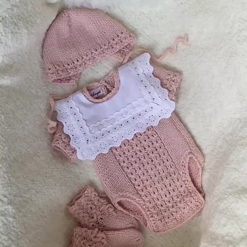 Hand knit pink outfit for baby girl: romper, hat, socks. Take home outfit. - ชุดทั้งตัว - วัสดุอื่นๆ สึชมพู