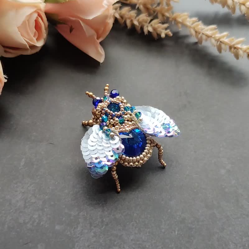 Jewelry Embroidery Three-dimensional Crystal Insect Brooch - Pearl Sapphire Blue Bubble Bug Brooch - เข็มกลัด - วัสดุอื่นๆ สีน้ำเงิน