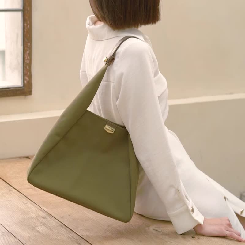 【免費刻字燙金】Wàndering皮革帆布肩背包/橄欖綠(客製化禮物) - 手提包/手提袋 - 真皮 綠色
