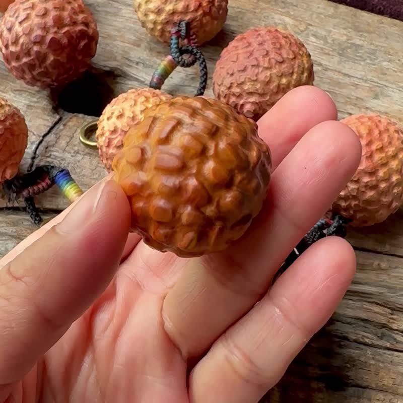 Lychee and cypress hand-carved pendant key ring backpack pendant - ที่ห้อยกุญแจ - ไม้ หลากหลายสี