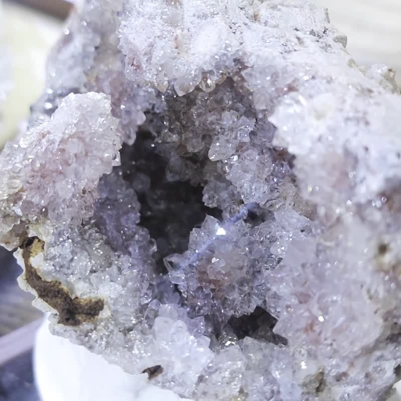 天然粉紅色紫晶晶簇|異爆晶洞|閃閃鑽石的水晶|含水晶座 - 擺飾/家飾品 - 水晶 紫色