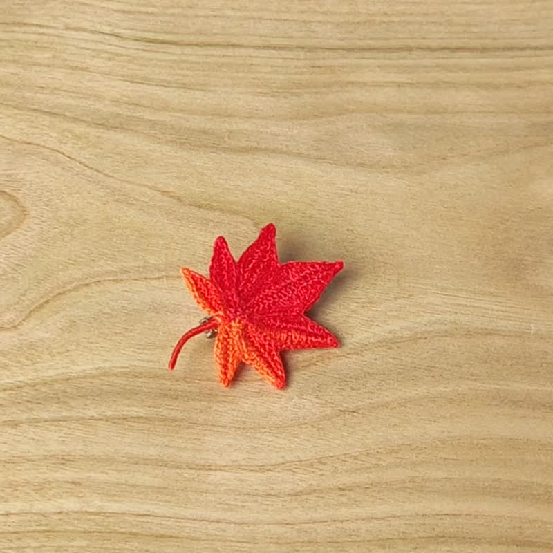 楓葉胸針　手工/手工編織/紅葉/秋/红色/橙色 - 胸針 - 繡線 紅色