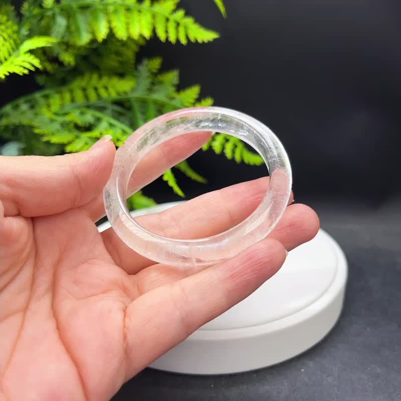 白水晶手鐲 52MM 冰透閃片共生黃膠花水晶手環 凈化心靈 趨吉開運 - 手鍊/手環 - 水晶 白色