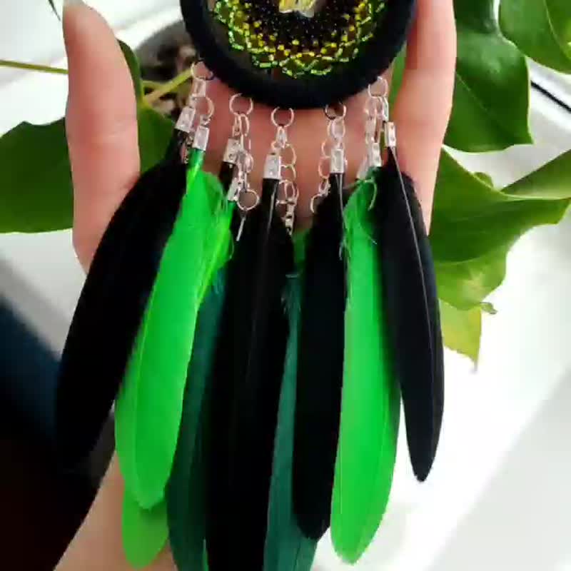 Handmade Small Black and Saturated Green Dream Catcher Car Charm with Shiny Star - 壁貼/牆壁裝飾 - 玻璃 綠色