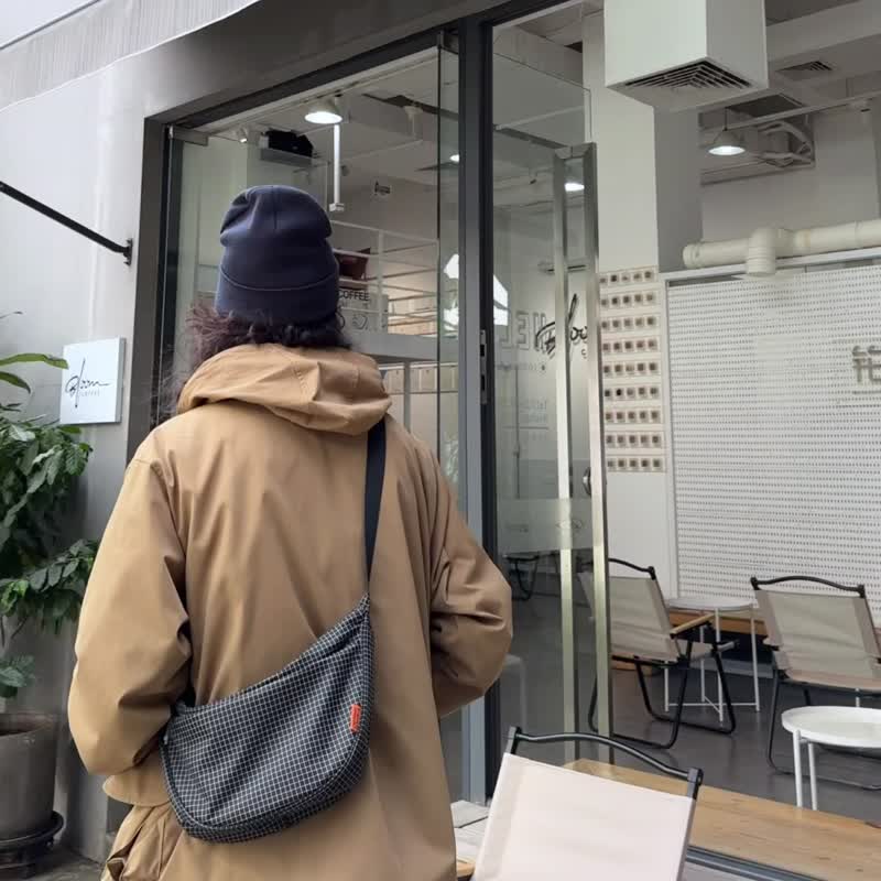 復古黑白格紋斜挎包 潮流撞色餃子包 - 側背包/斜背包 - 尼龍 黑色