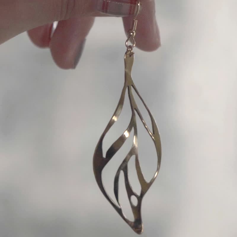 Bronze fallen leaf vintage earrings/steel needle/anti-allergic - ต่างหู - ทองแดงทองเหลือง สีทอง