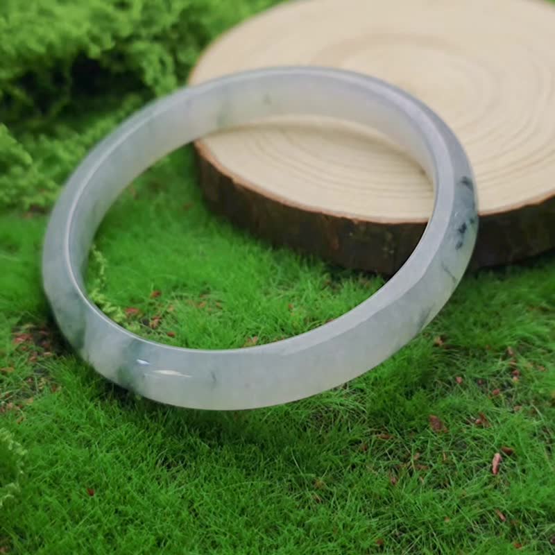 金運招来・個性・癒し | 水墨画のようなアイスブルーのフローティングフラワー | ミャンマー産A貨翡翠 平安バングル #55#18 - ブレスレット - 翡翠 