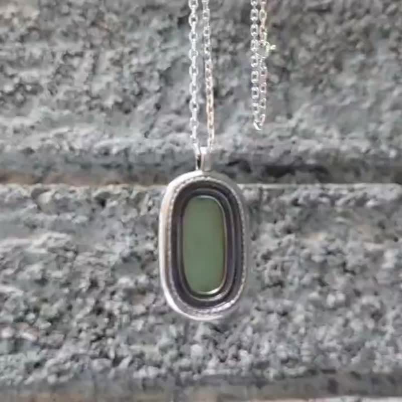 【畫框系列】台灣臘光玉橢圓銀墜項鍊 | 極簡復古設計 × 文青風 - 項鍊 - 玉石 綠色